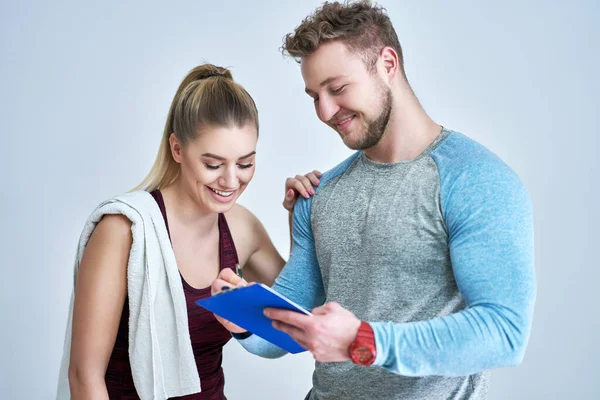 Femme avec son entraîneur de fitness personnel — Photo