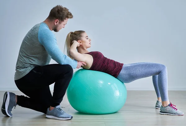 Mulher com seu personal fitness trainer — Fotografia de Stock