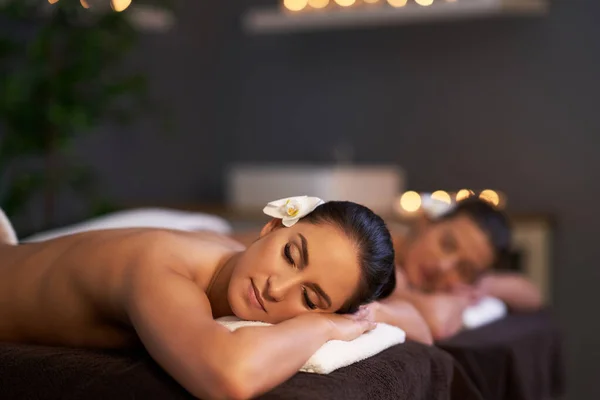 Ontspannen meisje vrienden ontvangen terug massage — Stockfoto