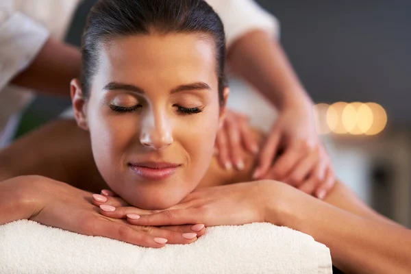 Розслаблена жінка отримує масаж спини — стокове фото