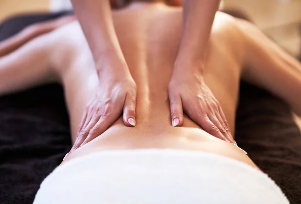 Mujer relajada recibiendo masaje de espalda — Foto de Stock