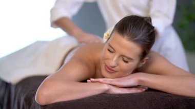Spa kulübünde vücut masajından hoşlanan bir kadın