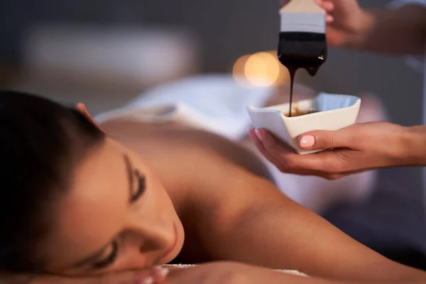 Розслаблена жінка отримує шоколадний масаж спини — стокове фото