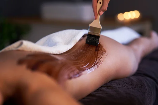 Ontspannen vrouw ontvangt een chocolade rug massage — Stockfoto