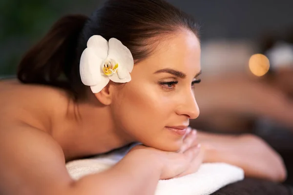 Ontspannen meisje vrienden ontvangen terug massage — Stockfoto