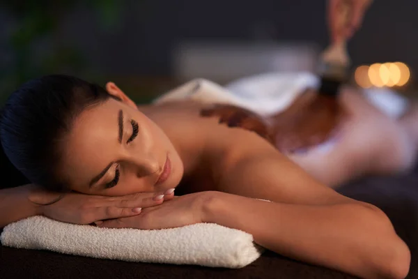 Relaxed woman receiving a chocolate back massage — Stock Photo, Image