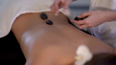 Spa kulübünde vücut masajından hoşlanan bir kadın