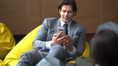 İki meslektaşım beyin fırtınasında iş birliği yapıyor.