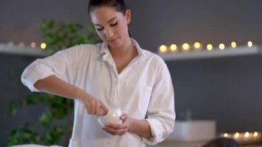 Spa kulübünde vücut masajından hoşlanan bir kadın