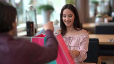 Restoranda buluşan genç çift.