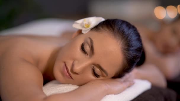 Relaja a las amigas disfrutando del masaje corporal en el club de spa — Vídeo de stock