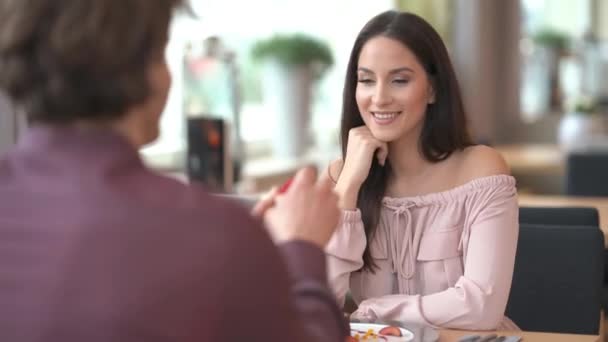 Mladý muž žádá ženu o ruku v restauraci — Stock video
