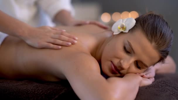 Mujer disfrutando de masaje corporal en club de spa — Vídeo de stock