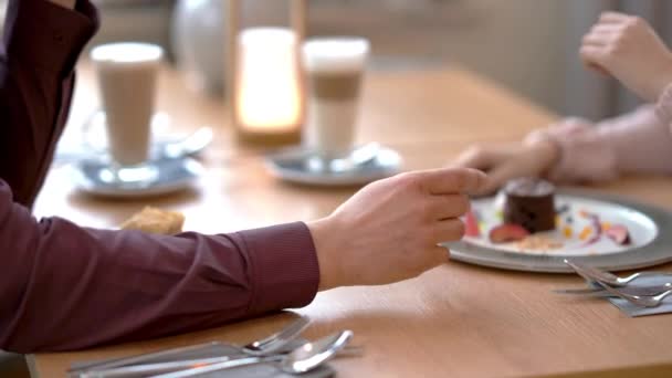 Fiatal pár randizik az étteremben — Stock videók