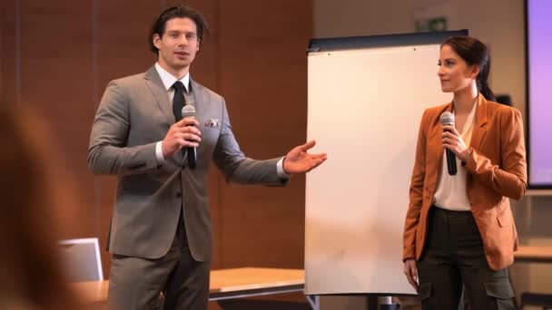 Молодые бизнесмены выступают на конференции — стоковое видео