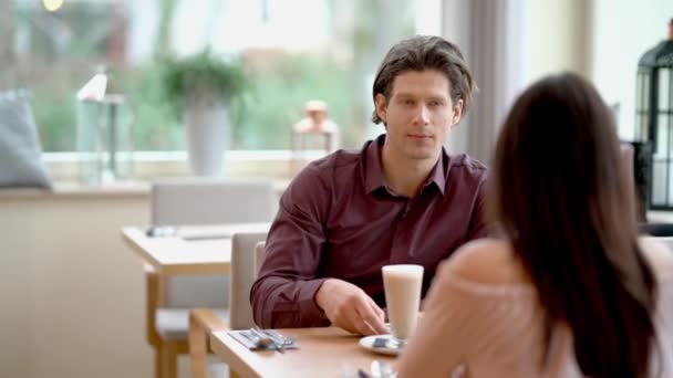 Jongeman belt een ober tijdens het daten in restaurant — Stockvideo