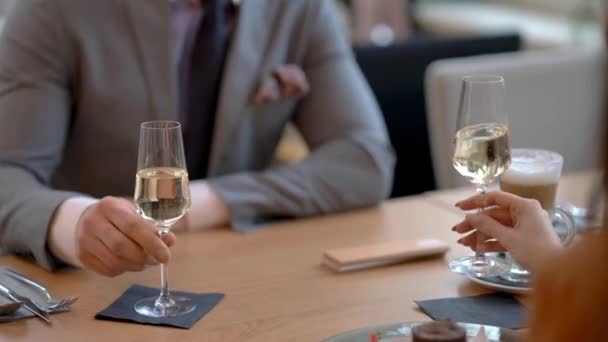 Zakenmensen vieren succes met champagne in een restaurant — Stockvideo
