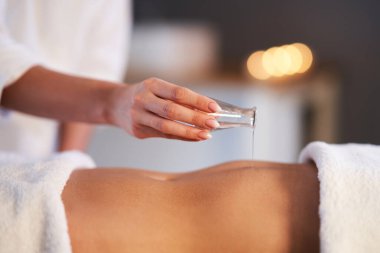 Rahatlamış kadın sırt masajı yaptırıyor.