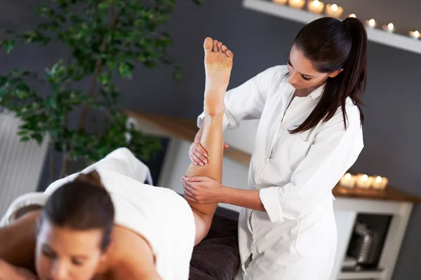 Relaxed woman receiving back massage — Stock Photo, Image