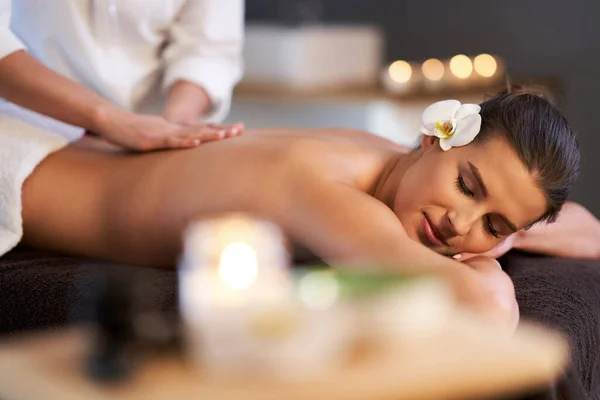 Розслаблена жінка отримує масаж спини — стокове фото