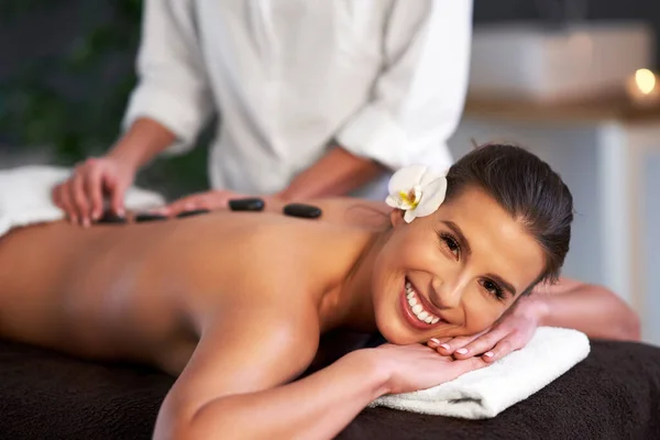 Uvolněná žena dostává masáž zad — Stock fotografie