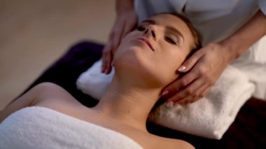 Spa kulübünde vücut masajından hoşlanan bir kadın