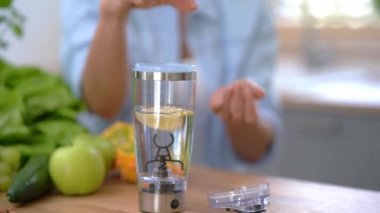 Yetişkin kadın evde sağlıklı yemek hazırlıyor.