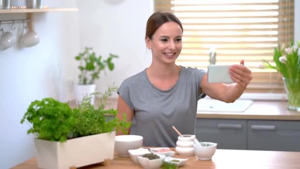 Donna adulta che prepara cosmetici naturali a casa — Video Stock