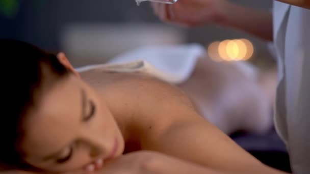 Femme bénéficiant d'un massage du corps au spa club — Video