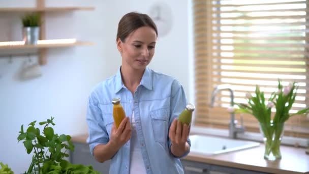 Volwassen vrouw bereidt gezonde smoothie thuis — Stockvideo