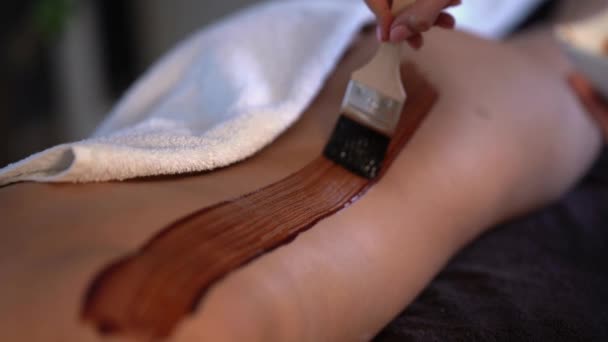 Жінка насолоджується масажем тіла в спа-клубі — стокове відео