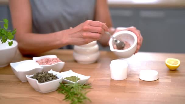 Mulher adulta preparando cosméticos naturais em casa — Vídeo de Stock