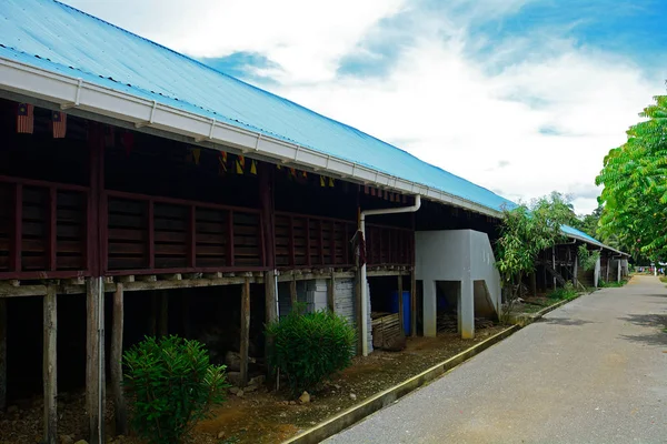 Bidayuh longhouse, Mongkos, Bornéu, Sarawak, Malásia — Fotografia de Stock