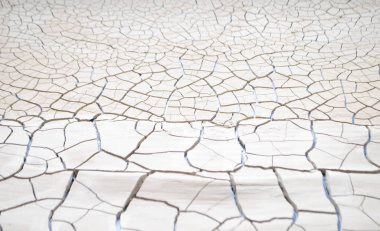 Kırık, pürüzsüz bir kil tabakası harika bir zemin haline geldi.