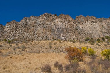 Bir dizi yüksek uçurumun sonbahar renklerinde dans ettiği düşünülür.