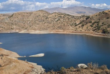 Yüksek dağlarda ıssız bir gölet.