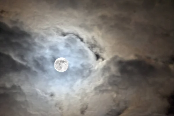 Luna Llena Brillante Enterrada Las Nubes Cielo Mayo —  Fotos de Stock