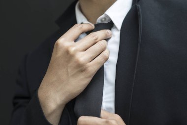 genç iş adamı onun boyun kravat ayarlama