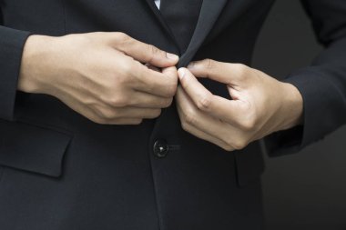 iş adam kadar düğmelerini veya unbuttoning pahalı takım elbise ceket