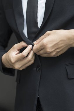 iş adam kadar düğmelerini veya unbuttoning pahalı takım elbise ceket