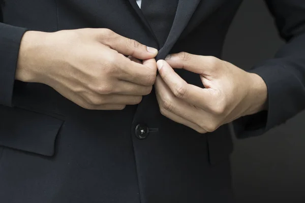 Zakelijke man buttoning of unbuttoning duur pak jasje — Stockfoto