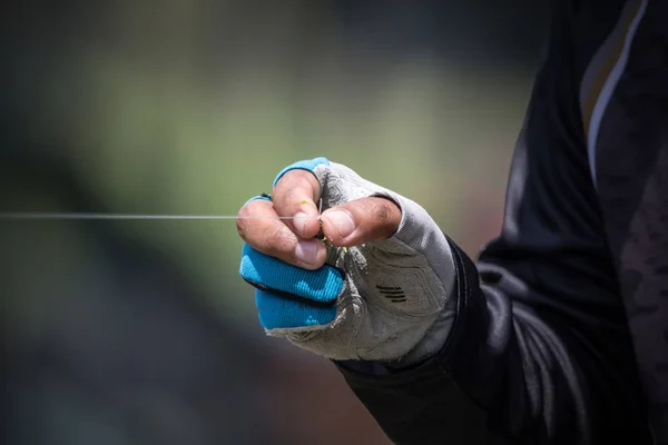 Angler knyta en fiskekrok till gummi mask lure — Stockfoto