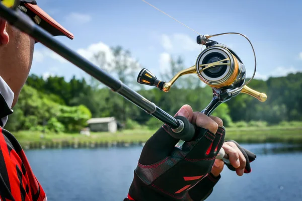 Actie van lokken visser gieten met spinnen haspel in visserij toernooi — Stockfoto