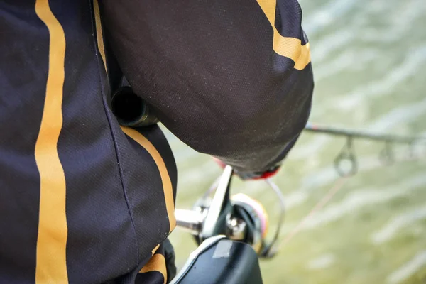 Señuelo pescador con varilla giratoria y carrete en acción —  Fotos de Stock