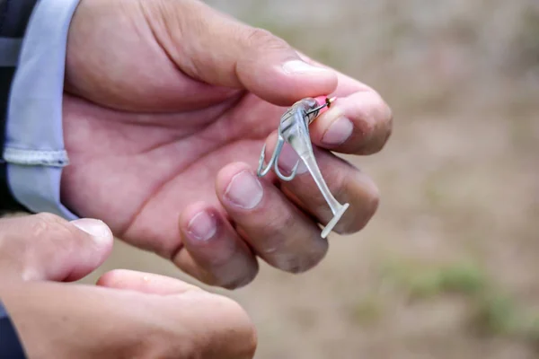 Angler atar un anzuelo de pesca al gusano de goma señuelo —  Fotos de Stock
