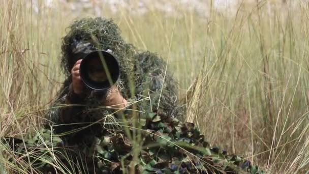 Naturfotografer arbeta i tropiska betesmark skogar. — Stockvideo