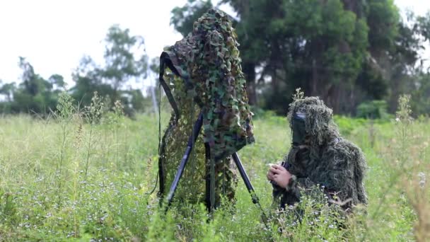 Fotógrafos de vida silvestre trabajan en bosques de pastos tropicales . — Vídeos de Stock