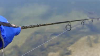 Phuket - 9 Nisan: tanımlanamayan anglers beyaz levrek balıkçılık turnuva yerel balıkçılık gölet üzerinde 9 Nisan 2017 yılında Chalong, Phuket, Tayland Phuket.