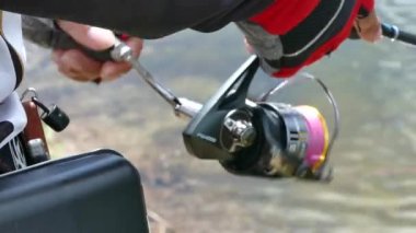 Phuket - 9 Nisan: tanımlanamayan anglers beyaz levrek balıkçılık turnuva yerel balıkçılık gölet üzerinde 9 Nisan 2017 yılında Chalong, Phuket, Tayland Phuket.