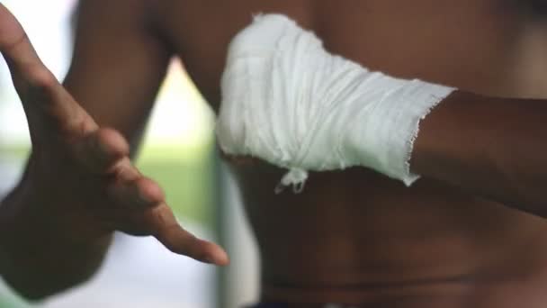 Boxer tailandese si prepara per la formazione avvolgendo la mano con calico — Video Stock